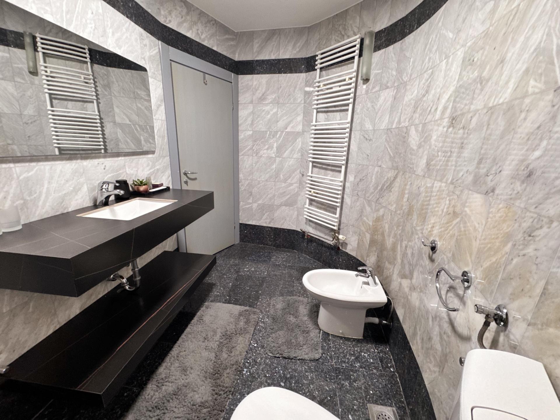 Bathroom with stone-pattern finishes